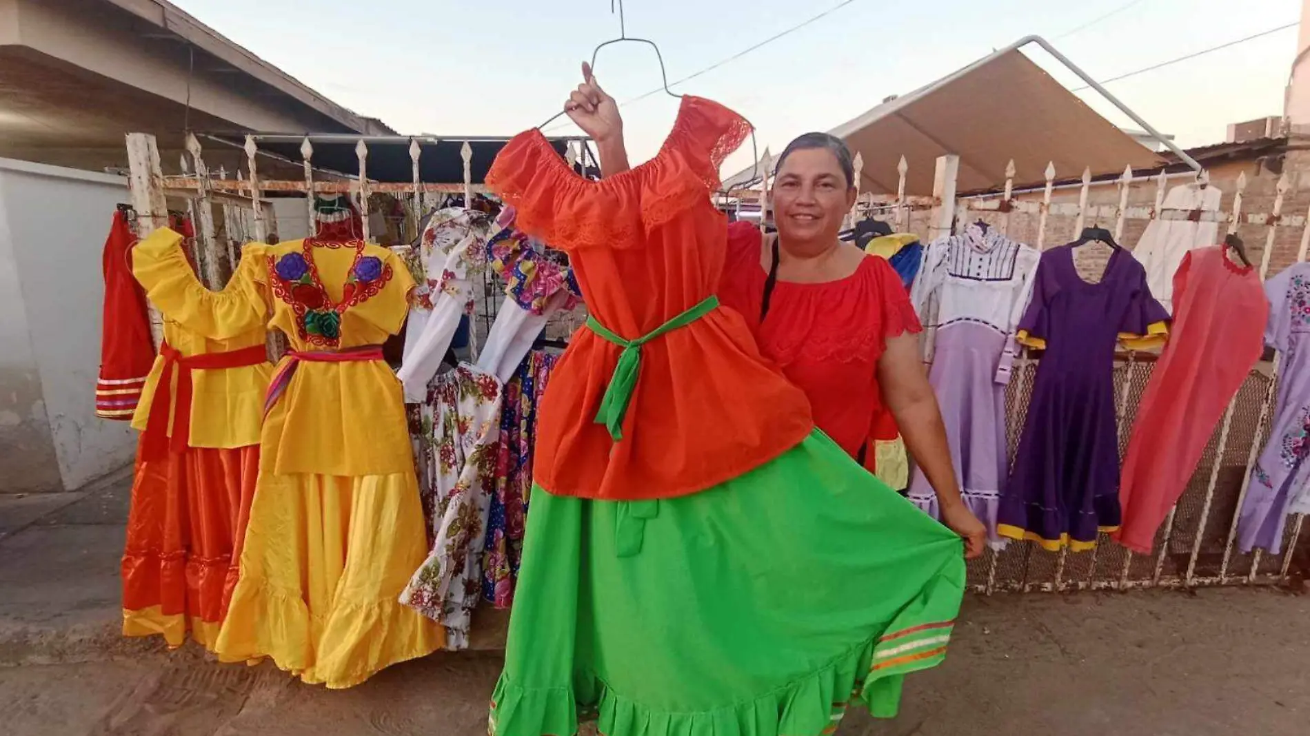 Al acercarse la celebración del 16 de septiembre, algunas personas están adquiriendo la ropa que lucirán en esta fecha